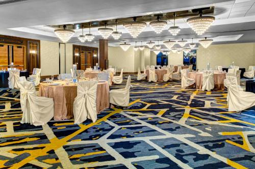 Imagen de la habitación del Hotel Doubletree By Hilton Arlington Dfw South. Foto 7