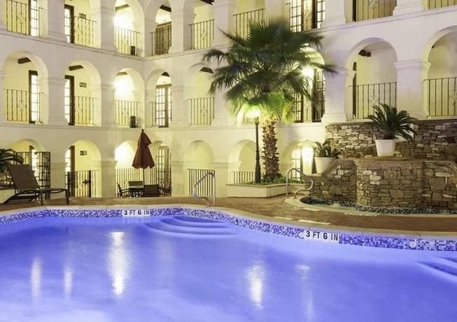 Imagen de la piscina del Hotel Doubletree By Hilton Austin. Foto 13