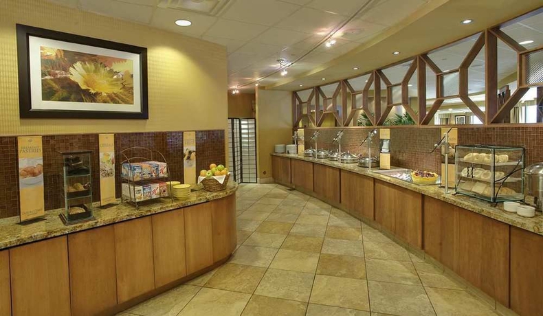 Imagen del bar/restaurante del Hotel Doubletree By Hilton Austin - University Area. Foto 3