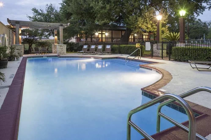 Imagen de la piscina del Hotel Doubletree By Hilton Austin - University Area. Foto 14