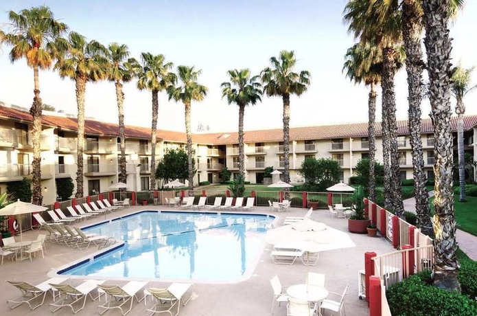 Imagen de la piscina del Hotel Doubletree By Hilton Bakersfield. Foto 12