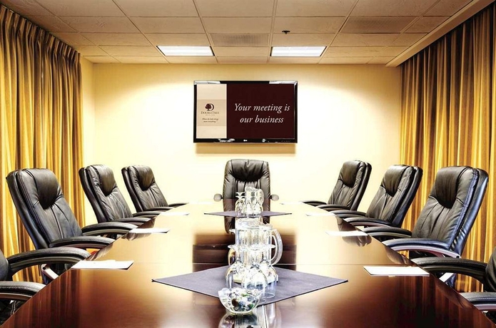 Imagen de los interiores del Hotel Doubletree By Hilton Bakersfield. Foto 11