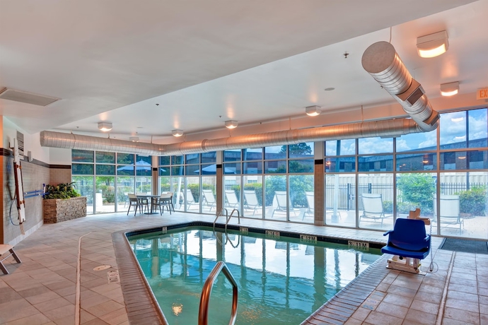 Imagen de la piscina del Hotel Doubletree By Hilton Baton Rouge. Foto 19