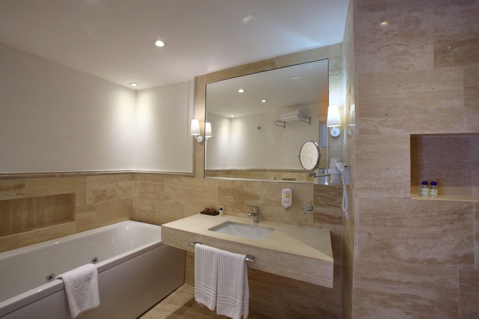 Imagen de la habitación del Hotel Doubletree By Hilton Bodrum Marina Vista. Foto 9