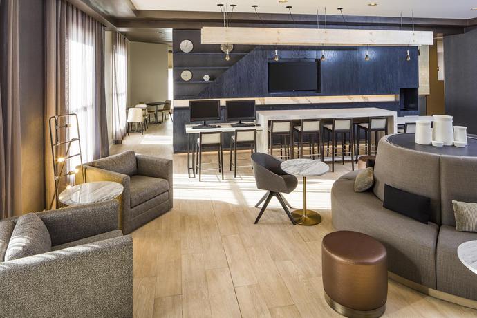 Imagen de los interiores del Hotel Doubletree By Hilton Boston Logan Airport Chelsea. Foto 8