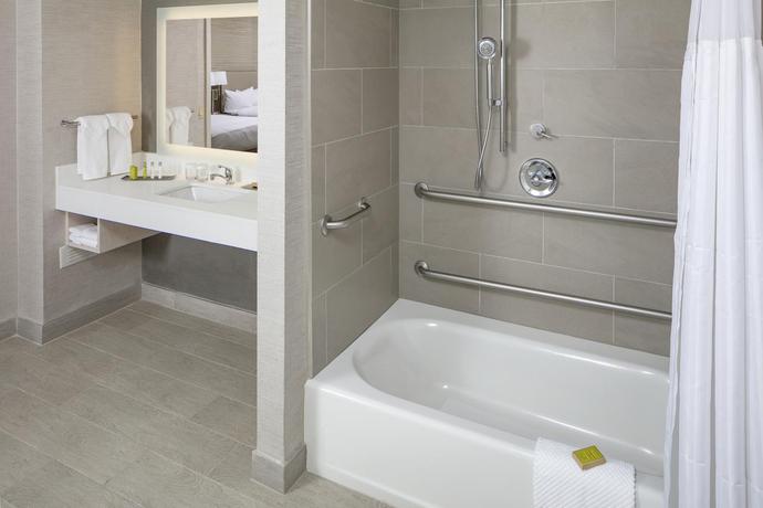 Imagen de los interiores del Hotel Doubletree By Hilton Boston Logan Airport Chelsea. Foto 9