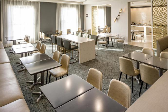 Imagen de los interiores del Hotel Doubletree By Hilton Boston Logan Airport Chelsea. Foto 10