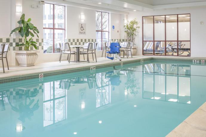 Imagen de la piscina del Hotel Doubletree By Hilton Boston Logan Airport Chelsea. Foto 12