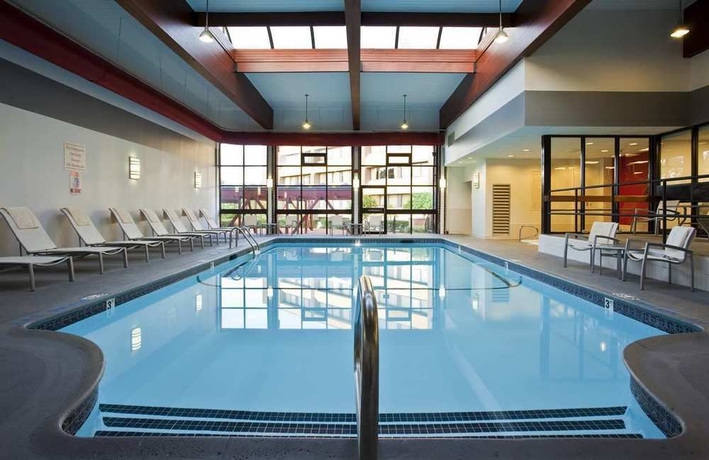 Imagen de la piscina del Hotel Doubletree By Hilton Boston Westborough. Foto 14