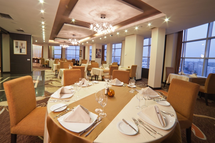 Imagen del bar/restaurante del Hotel Doubletree By Hilton Bucharest - Unirii Square. Foto 2