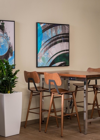 Imagen de los interiores del Hotel Doubletree By Hilton Campbell - Pruneyard Plaza. Foto 13