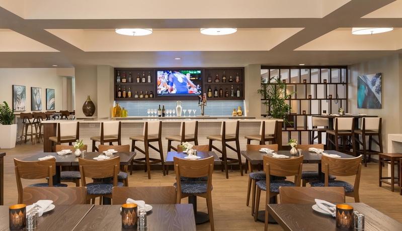 Imagen del bar/restaurante del Hotel Doubletree By Hilton Campbell - Pruneyard Plaza. Foto 3