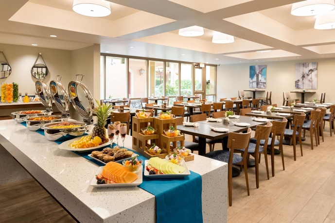 Imagen del bar/restaurante del Hotel Doubletree By Hilton Campbell - Pruneyard Plaza. Foto 4