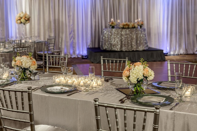 Imagen de los interiores del Hotel Doubletree By Hilton Carson. Foto 9