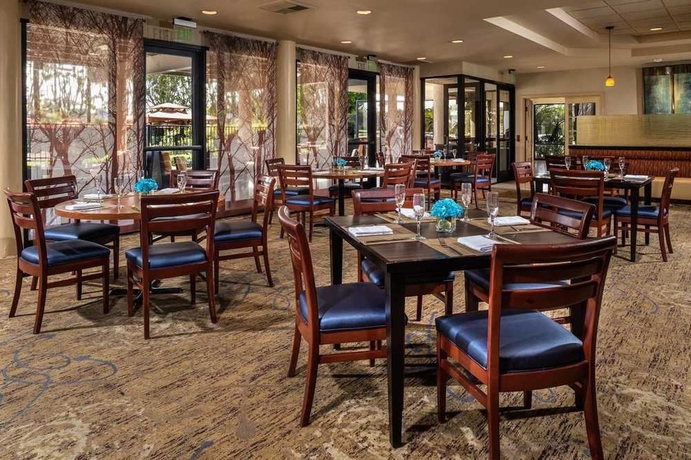 Imagen del bar/restaurante del Hotel Doubletree By Hilton Carson. Foto 2