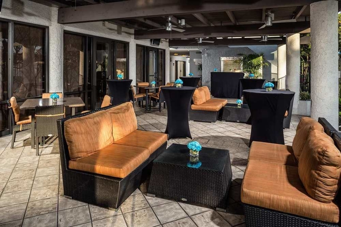 Imagen de los exteriores del Hotel Doubletree By Hilton Carson. Foto 7