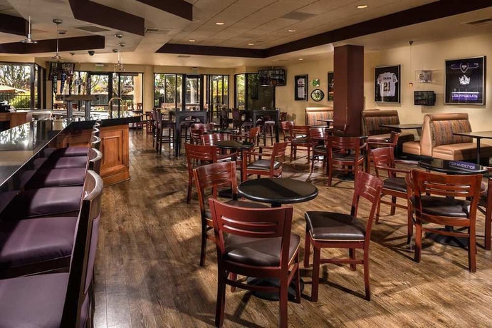 Imagen del bar/restaurante del Hotel Doubletree By Hilton Carson. Foto 4