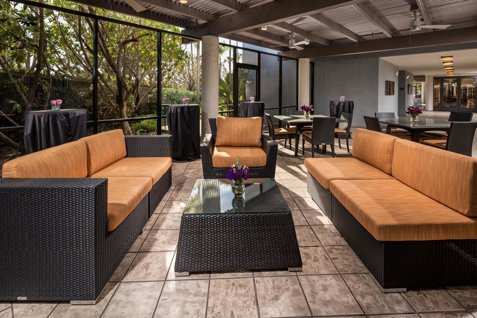 Imagen de los exteriores del Hotel Doubletree By Hilton Carson. Foto 8