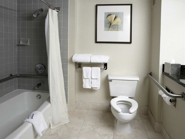 Imagen de la habitación del Hotel Doubletree By Hilton Charlotte Airport. Foto 4