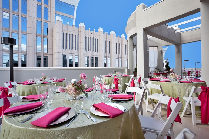 Imagen de los exteriores del Hotel Doubletree By Hilton Charlotte City Center. Foto 7