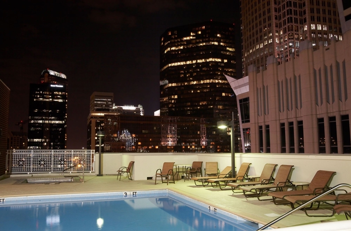 Imagen de la piscina del Hotel Doubletree By Hilton Charlotte City Center. Foto 15