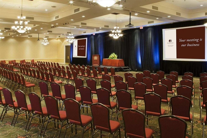 Imagen de los interiores del Hotel Doubletree By Hilton Charlottesville. Foto 8