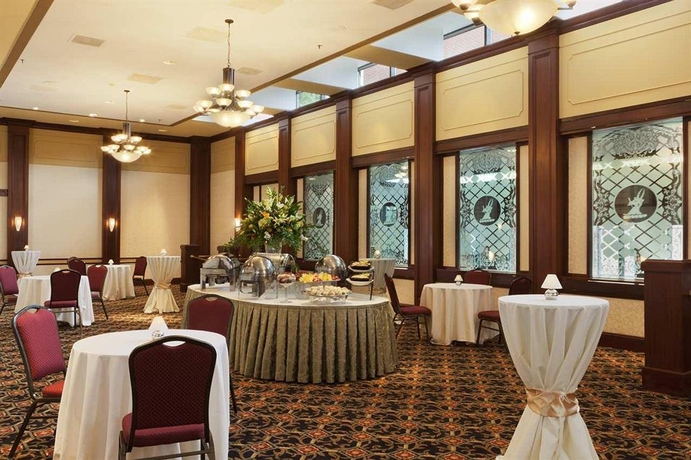Imagen de los interiores del Hotel Doubletree By Hilton Charlottesville. Foto 9