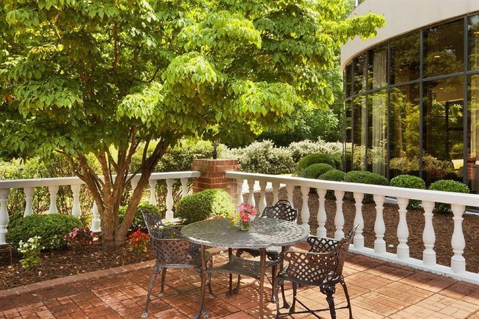 Imagen de los exteriores del Hotel Doubletree By Hilton Charlottesville. Foto 6