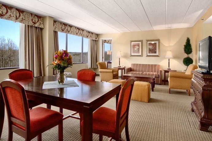 Imagen de los interiores del Hotel Doubletree By Hilton Charlottesville. Foto 10