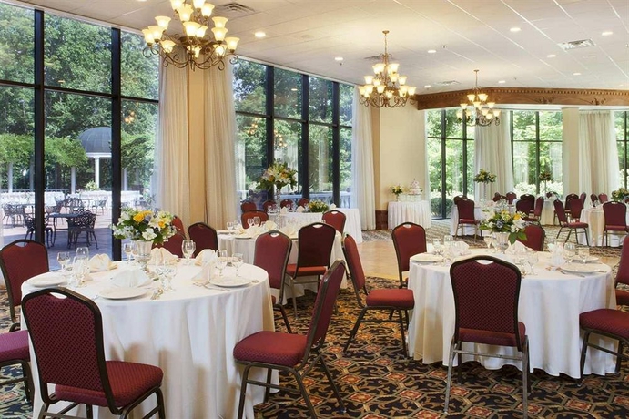 Imagen de los interiores del Hotel Doubletree By Hilton Charlottesville. Foto 11