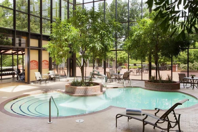 Imagen de la piscina del Hotel Doubletree By Hilton Charlottesville. Foto 14