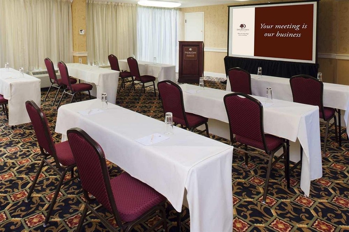 Imagen de los interiores del Hotel Doubletree By Hilton Charlottesville. Foto 12