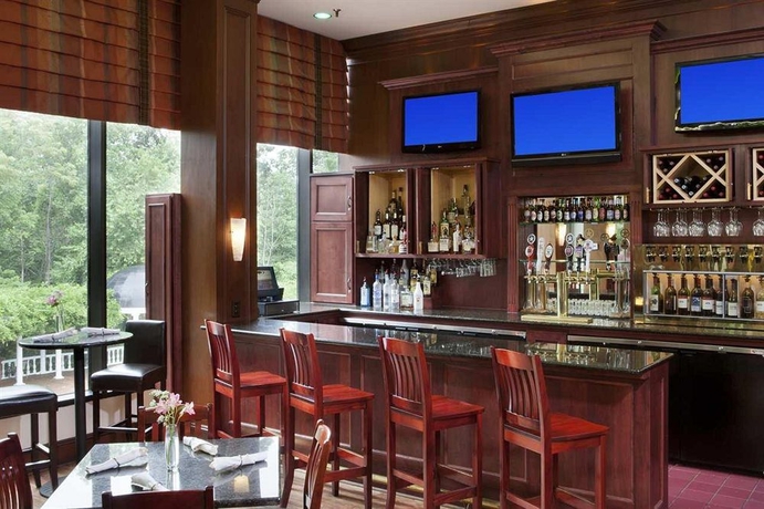 Imagen del bar/restaurante del Hotel Doubletree By Hilton Charlottesville. Foto 3