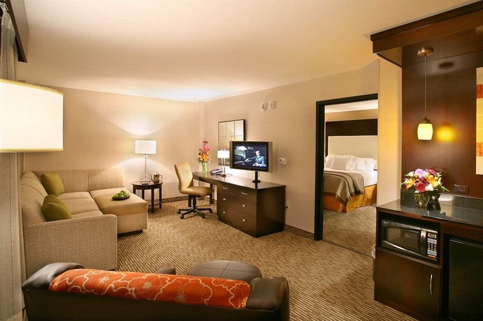 Imagen de los interiores del Hotel Doubletree By Hilton Chattanooga Downtown. Foto 8