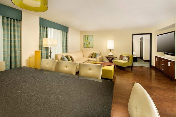 Imagen de los interiores del Hotel Doubletree By Hilton Chattanooga Downtown. Foto 9