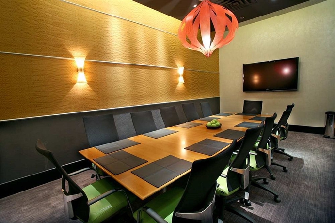 Imagen de los interiores del Hotel Doubletree By Hilton Chattanooga Downtown. Foto 10