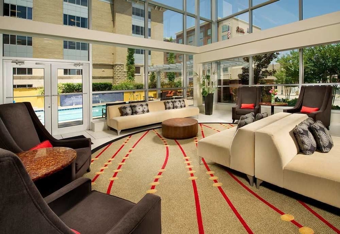 Imagen de los interiores del Hotel Doubletree By Hilton Chattanooga Downtown. Foto 11