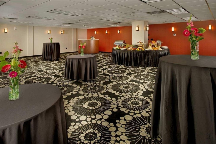 Imagen de los interiores del Hotel Doubletree By Hilton Chattanooga Downtown. Foto 12
