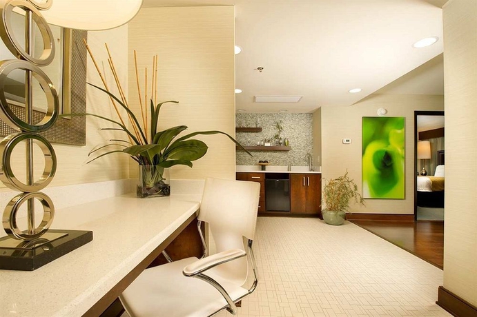 Imagen de los interiores del Hotel Doubletree By Hilton Chattanooga Downtown. Foto 16