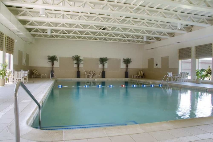 Imagen de la piscina del Hotel Doubletree By Hilton Chicago - Alsip. Foto 9
