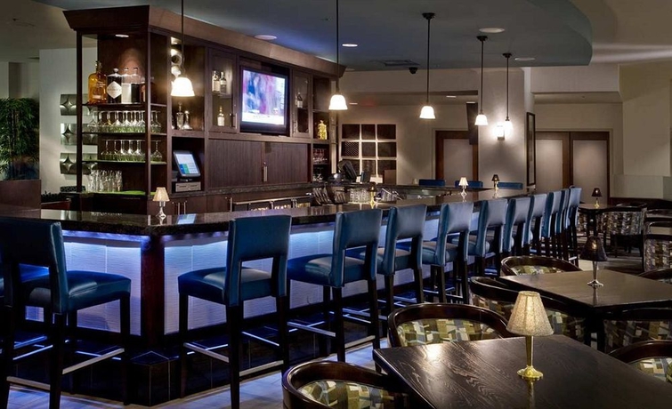 Imagen del bar/restaurante del Hotel Doubletree By Hilton Chicago O'hare Airport - Rosemont. Foto 7