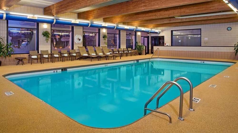 Imagen de la piscina del Hotel Doubletree By Hilton Chicago - Schaumburg. Foto 16