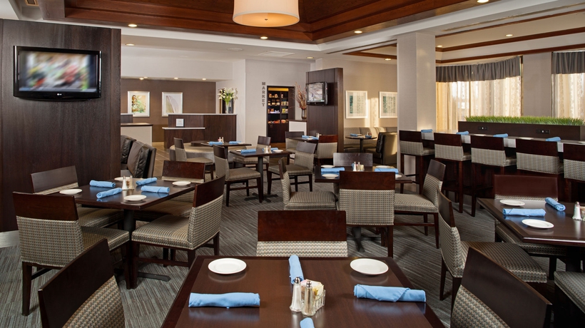 Imagen del bar/restaurante del Hotel Doubletree By Hilton Chicago Wood Dale - Elk Grove. Foto 3