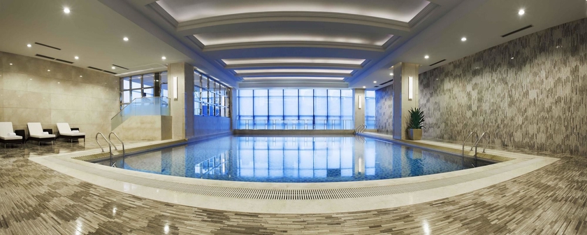 Imagen de la piscina del Hotel Doubletree By Hilton Chongqing North. Foto 16