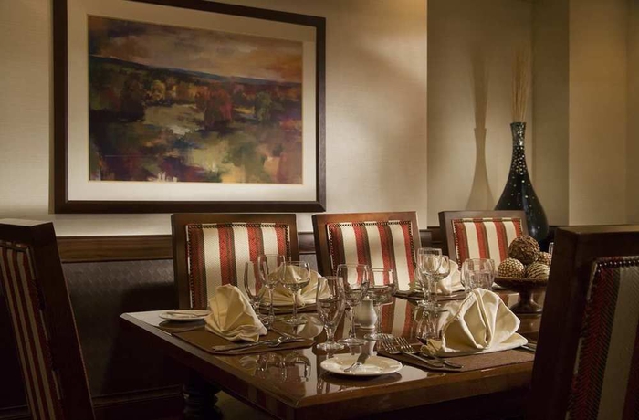 Imagen del bar/restaurante del Hotel Doubletree By Hilton Cincinnati Airport. Foto 1
