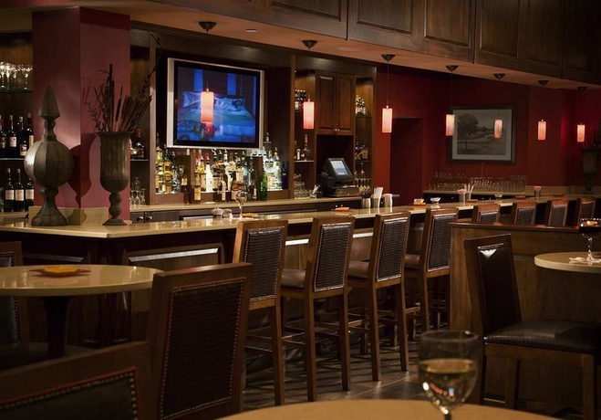 Imagen del bar/restaurante del Hotel Doubletree By Hilton Cincinnati Airport. Foto 2