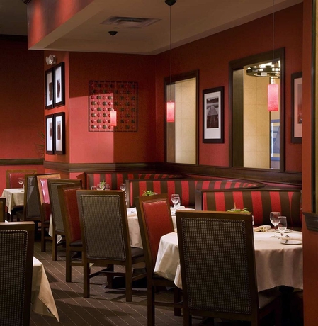 Imagen del bar/restaurante del Hotel Doubletree By Hilton Cincinnati Airport. Foto 3