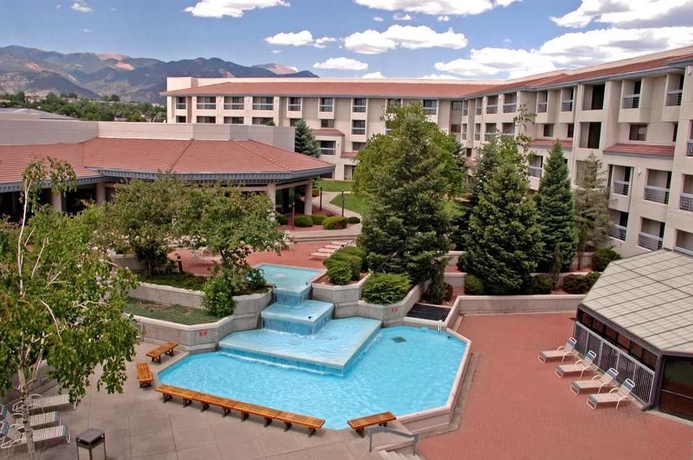 Imagen de la piscina del Hotel Doubletree By Hilton Colorado Springs. Foto 16