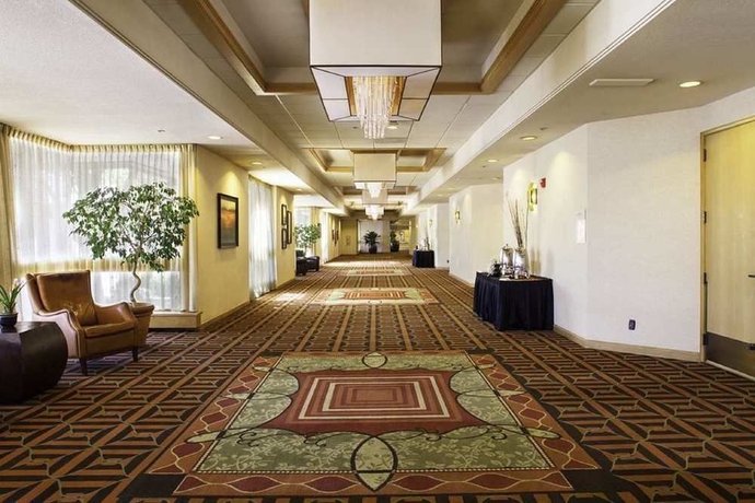 Imagen de los interiores del Hotel Doubletree By Hilton Colorado Springs. Foto 13