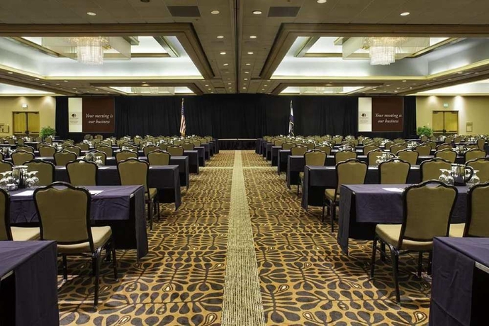 Imagen de los interiores del Hotel Doubletree By Hilton Colorado Springs. Foto 14